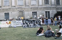 Manifestatie met toespraken, informatie-stands en concert op het terrein van de Humboldt Universiteit in het kader van de VN-Wereldvrouwenconferentie. 1995