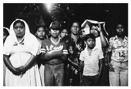 Nicaraguanen wachten op het bataljon dat terugkomt uit de bergen in Masaya, Nicaragua. 1984