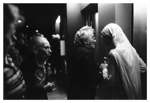Zusters van Moeder Teresa (Missionarissen van Naastenliefde) brengen in het Centrum Stadzicht bejaarden naar de Eucharistieviering. 1982