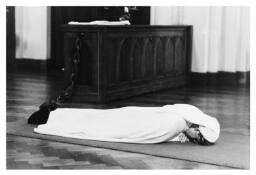 Cisterciënserin, orde der Cisterciënsers van de strenge onderhouding, ligt op de grond tijdens een professie. 1983