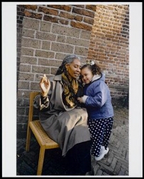 Portret van zwarte vrouw met haar kleindochter 199?/200?