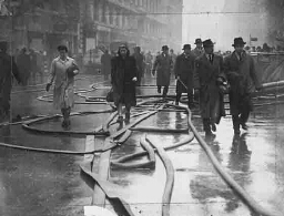 Londenaars begeven zich naar hun werk na de grote aanval op 29 december 1941. 1941