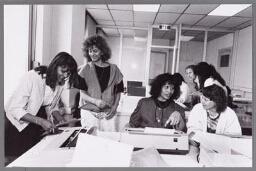 Vrouwen achter typemachines bij de Leerwerkbank, opleiding voor administratieve functies. 1991