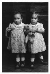 Identieke tweeling van ongeveer drie. 1982