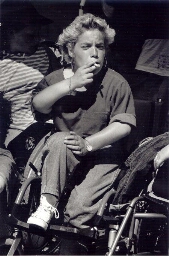 Rokende vrouw in rolstoel uit het publiek tijdens de Wereldspelen voor Gehandicapten 1990