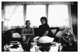 Echtpaar op de bank in de huiskamer. 1985