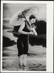 Studioportret van vrouw in badpak, 1900-1920 190?
