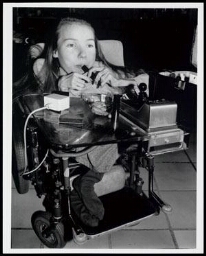 Portret van Evelien die in een rolstoel zit en haar lippen stift