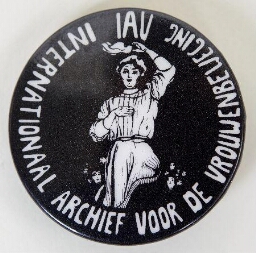 Button. 'IAV. Internationaal archief voor de vrouwenbeweging'.