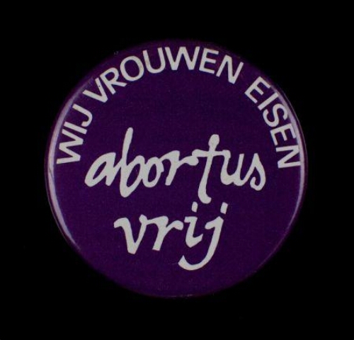 Button. 'wij vrouwen eisen abortus vrij'.