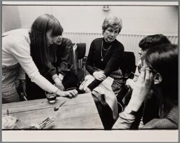 Lillian Rubin op bezoek bij een groep deelneemsters van de 'Open school'. 1982