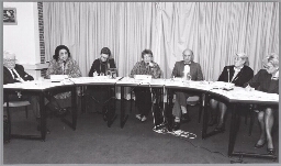 Een forum en de aanbieding van het vrouwen 50+-advies van de Emancipatieraad door Miep de Wit-Mulder aan Hedy d'Ancona. 1990