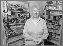 50+ vrouw werkt in wereldwinkel. 1995