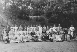 Groepsportret van personeel van één van de sanatoria van de vereniging. 1932