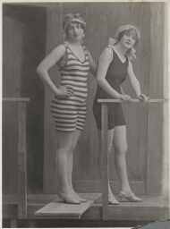 Portret van twee vrouwen in zwemkleding uit de jaren 1900-1920