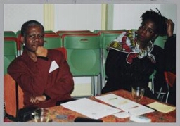 Links Astrid Vrede tijdens het bezeok van Siegmien Staphorst aan  Zamicasa (eet- en activiteitencafé van Zami) georganiseerd in samenwerking met Stichting Ondersteuning Nationale Vrouwen Beweging in Suriname (SONVBS). 2000
