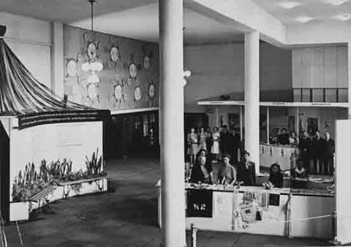 Medewerksters van de stands aan het begin van de tentoonstelling 'De Nederlandse Vrouw 1898-1948'. 1948
