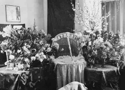 Wieg met bloemen 1932