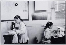 Activiteiten - leren kleren maken - in het meidencentrum Atalanta. 1990