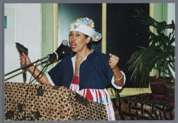 Journaliste, dichteres Martha Tjoe Ny, waarschijnlijk tijdens een Zami bijeenkomst. 2000