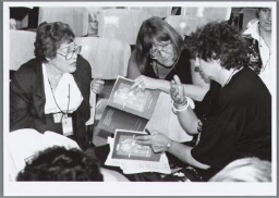Nederlandse NGO delegatie met Lily Hutjes (VN gedelegeerde) tijdens het internationale congres 'Women's Caucus of Habitat II. 1996