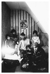 Marokkaans gezin, bestaande uit vijf personen, wonen op een zolderkamertje van 2 1/2 bij 3 meter 1979