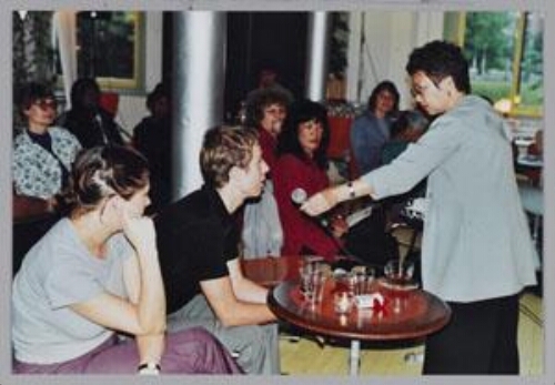 Claus Pischner (Oostenrijker, student Vrouwenstudies, actief in studievereniging De Sirenen) krijgt het woord van Moni Weiss tijdens een Zamicasa 2000