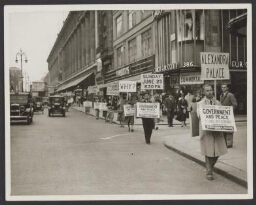 Demonstratie van vrouwen voor 'Government & Peace' in Oxford Street (op de achtergrond het warenhuis Selfridges) 1935 ?