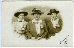 Johanna Westerdijk (midden) met haar boezemvriendin Catharina Petronella (To) Sluiter (links) en haar nichtje Non Scheffer [1906?]