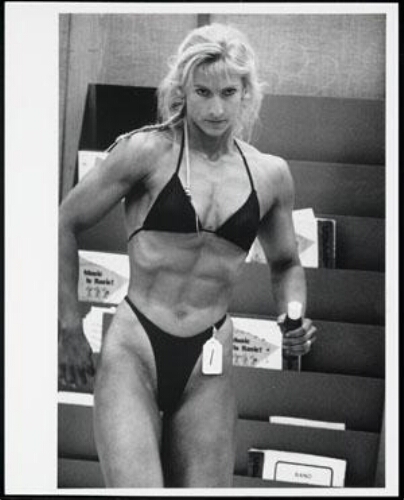 Vrouwelijke bodybuilder doet mee aan een wedstrijd in Amerika 1990