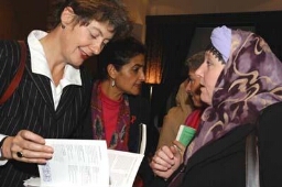Marijke Vos, kamerlid voor GroenLinks, in gesprek met een allochtone vrouw tijdens bijeenkomst met minister Verdonk ( vreemdelingenzaken en integratie) over vrouwen en migratie 2003