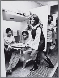 Twaalf Surinaamse meisjes volgen voor de SLM een stewardessenopleiding bij de KLM. 1971