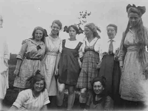 Fotoalbum met 295 foto's van de meisjekampen van de kampvereeniging van de N.G.B 1920