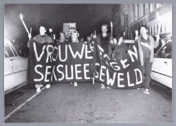 Optocht tijdens Heksennacht tegen seksueel geweld met fakkels, Amsterdam 1983 1983