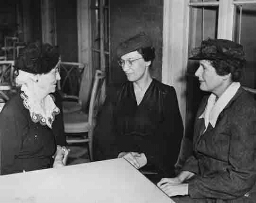 Portret van de drie presidenten van de Medical Women's International Association. 1948