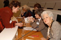 Het Vrouwennetwerk Nederland organiseerde een debat over de positie van vrouwen in hogere functies 2003