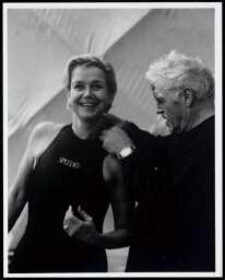 Portret van zangeres Mathilde Santing (1958) in een zwemuitrusting van Speedo 1998