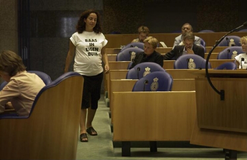 Femke Halsema, voorzitter van GroenLinks en zwanger, protesteert in de Tweede Kamer met het dragen van een T-shirt met de tekst: 'Baas in Eigen Buik' tegen de kabinetsplannen om de pil uit het ziekenfondspakket te halen. 2003
