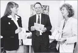 Aanbieding van de nota met streefcijfers over vrouwen en technische opleiding aan de voorzitter v.d 1997