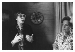 Vrouwen van een boekenclub in discussie na een lezing van Emmy van Overveen over emancipatie. 1979