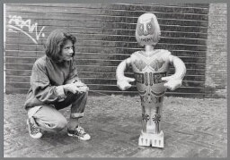 Meisje met robot (een plastic opblaas robot) 1988