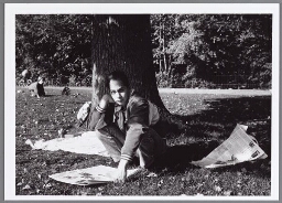 Man leest de krant op het gras in het Amsterdamse Vondelpark. 1996