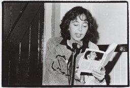 Renate Dorrestein leest voor uit 'Vreemde streken'. 1985