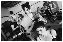 Meidengroep doet popmodeshow 1990