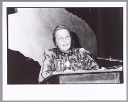 Ariane Amsberg, tijdens de Joke Smit lezing georganiseerd door Opzij. 1988