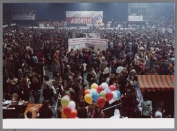 Overzicht van de Jaap Edenhal tijdens de abortusmanifestatie Wij Vrouwen Eisen Abortus Vrij 1978