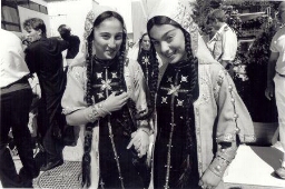 Meisjes in klederdracht uit het publiek tijdens de Wereldspelen voor Gehandicapten 1990