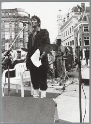 Marijke Linthorst tijdens de manifestatie 'Vrouwentroonrede' op Prinsjesdag 1986. 1986