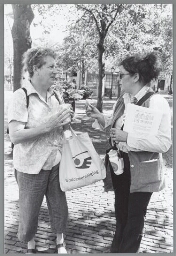 Actie van bijstandmoeder Sybilla Balk  (rechts), 'appeltje voor de dorst', tegen plannen van het kabinet voor de nieuwe bijstandwet Werk en Bijstand 2003