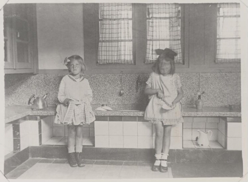 Het afwaskeukentje in de Montessorischool Spilstraat, Amsterdam. 195?